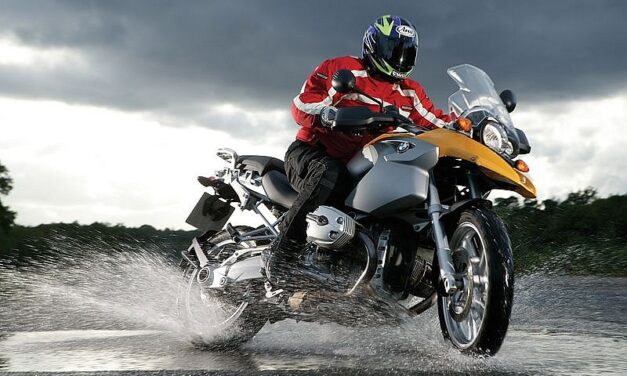 Como frenar en moto?