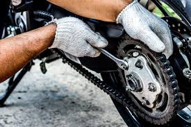 Como ajustar la cadena de la moto?