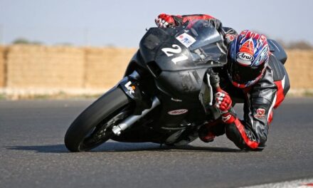 Como tocar codo en moto?
