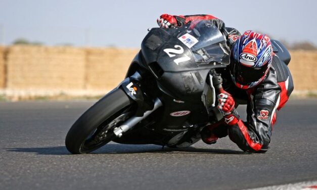 Como tocar codo en moto?