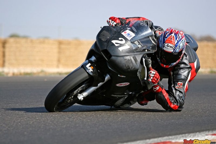 Como tocar codo en moto?